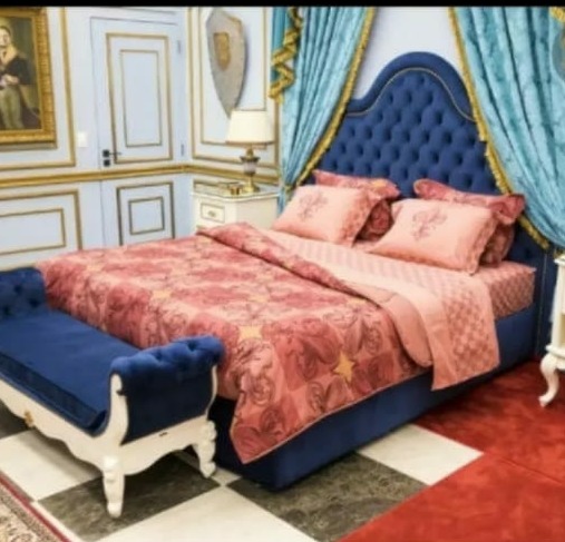 Cama com cabeceira azul em capitonê e recamier combinando, estofamento clássico sob medida